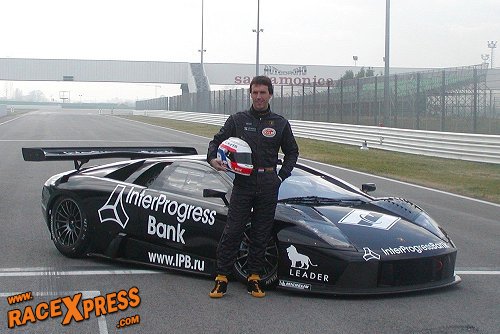 Peter Kox met de gitzwarte Murcielago